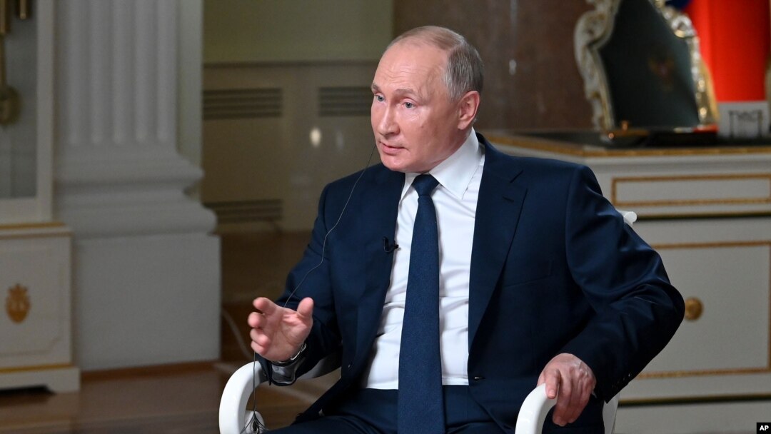 Ruski predsednik Vladimir Putin razgovara sa novinarom NBC Kirom Simonsom u intervjuu emitovanom 14. juna 2021. (Maxim Blinov, Sputnik, Kremlin Pool Photo via AP)