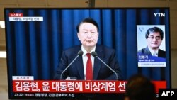 韩国总统尹锡悦周二（12月3日）深夜突然发表电视讲话宣布实施戒严，他指责控制韩国国会的反对党同情朝鲜并通过反国家活动瘫痪政府。
