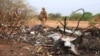 Des militaires inspectent les lieux d'une attaque à Sokoura, au Mali.