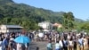 Les électeurs font la queue pour voter au bureau de vote de Bel Ombre, au nord de Mahé, la principale île des Seychelles, le 24 octobre 2020, lors des élections présidentielle et législatives.