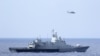 3月12日美国海军直升机与马来西亚海军配合搜寻失踪的马航370班机（图片由美国海军提供）