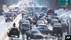 Amontonamiento de vehículos en Bensalem, Pensilvania, donde se registró uno de los múltiples accidentes en cadena.