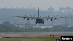台湾一架美制C-130军机从新竹空军基地起飞。（路透社2024年5月23日）