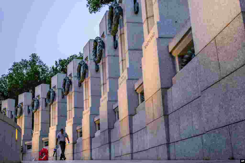Anggota National Park Service memeriksa Tugu World War II di pagi hari sebelum acara Hari Pahlawan di Washington, 29 Mei 2017.