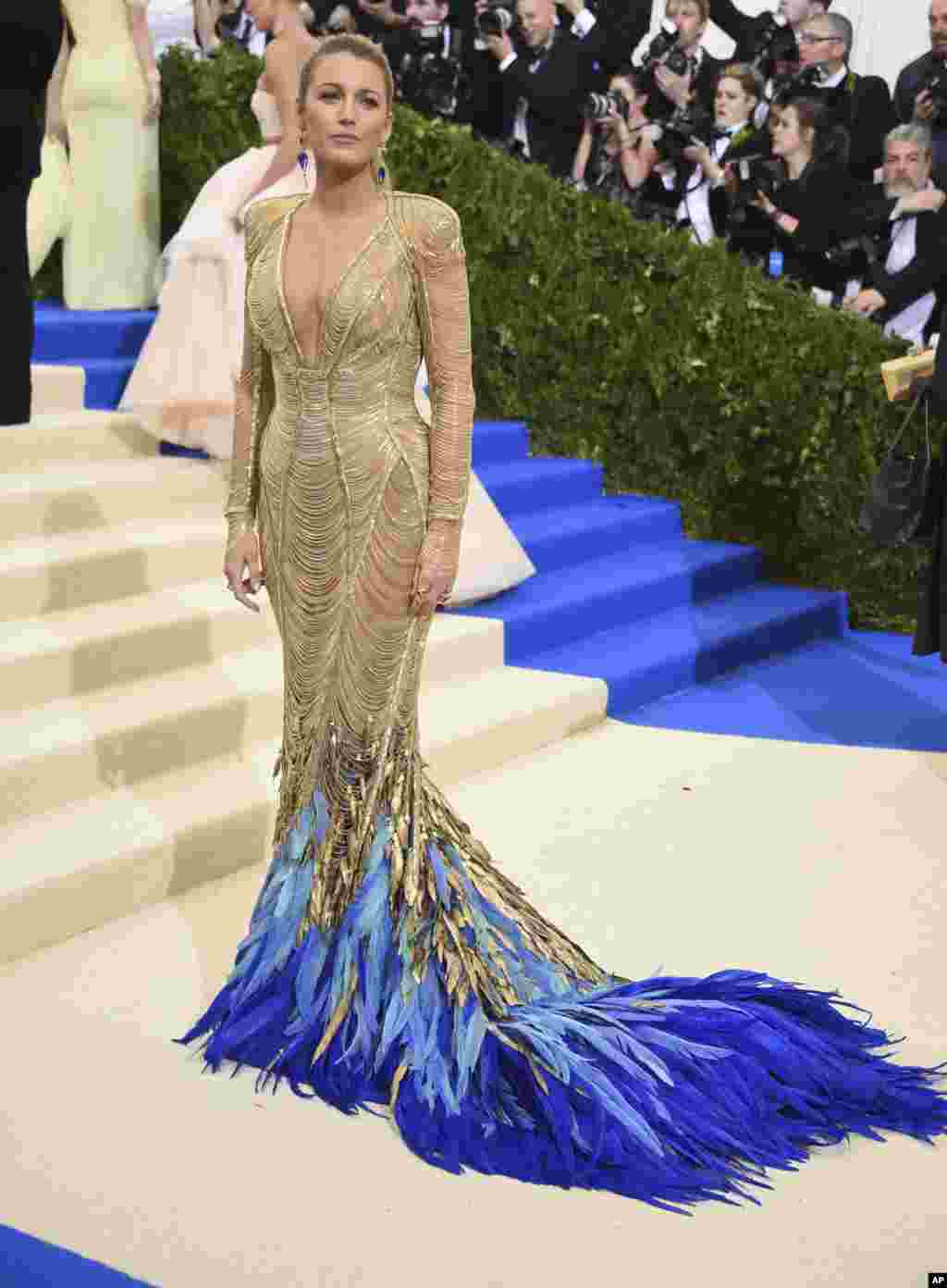 美国演员布莱克·莱弗利(Blake Lively)参加在纽约大都会博物馆举办的时装馆慈善晚会,庆祝"中间的艺术"展览开幕。(2017年5月1日)