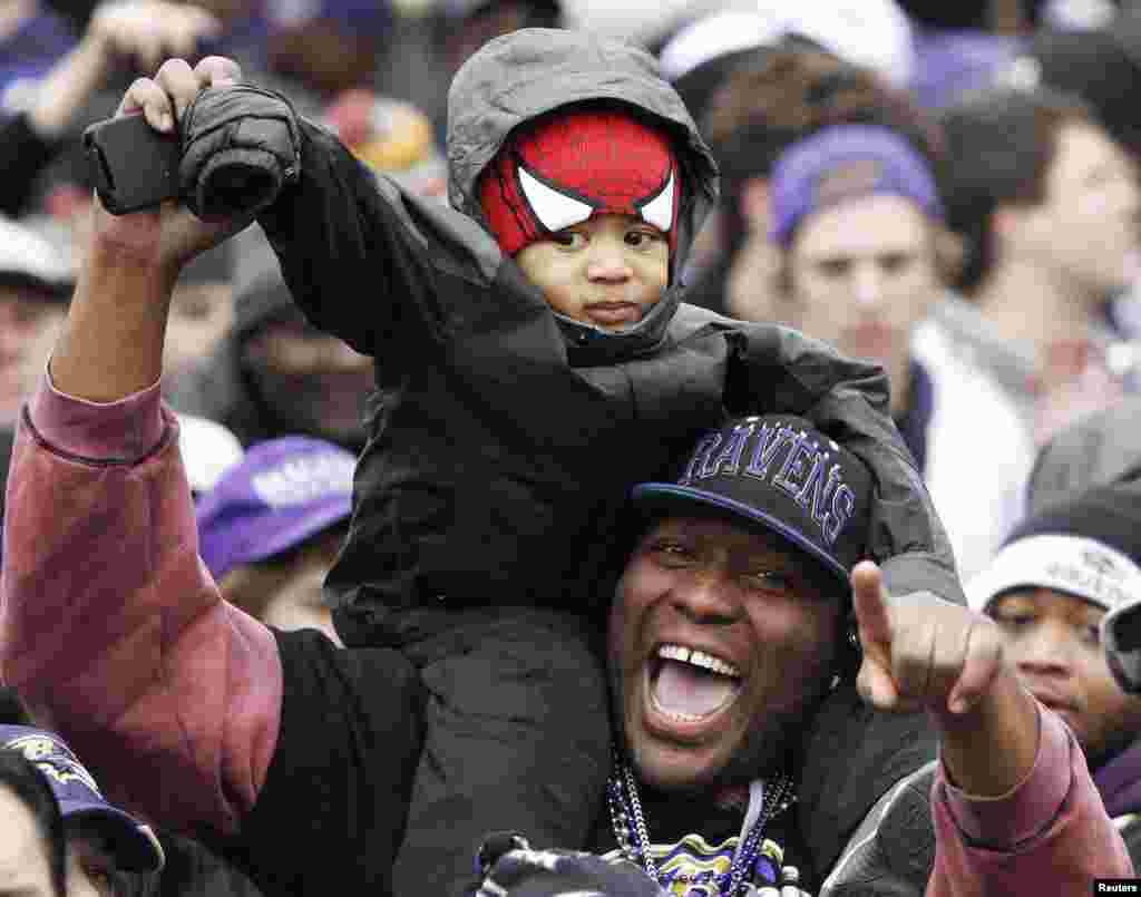 Fans juara Super Bowl XLVII, Baltimore Ravens, merayakan kemenangan tim mereka di stadion M&T Bank, markas Ravens, di Baltimore, Maryland.