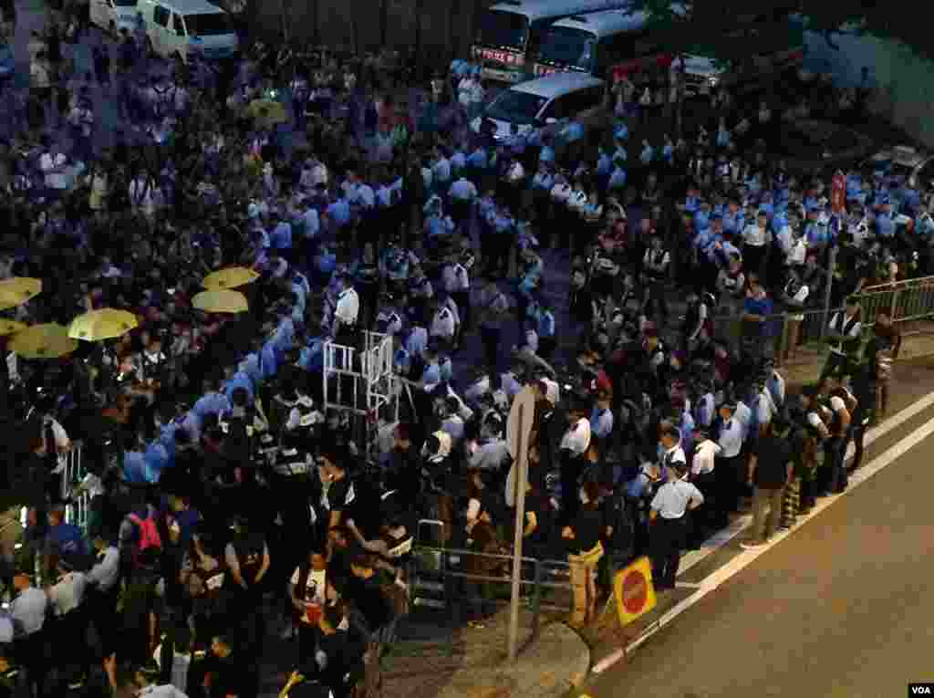 港人重返政总纪念雨伞运动一周年（美国之音海彦拍摄）