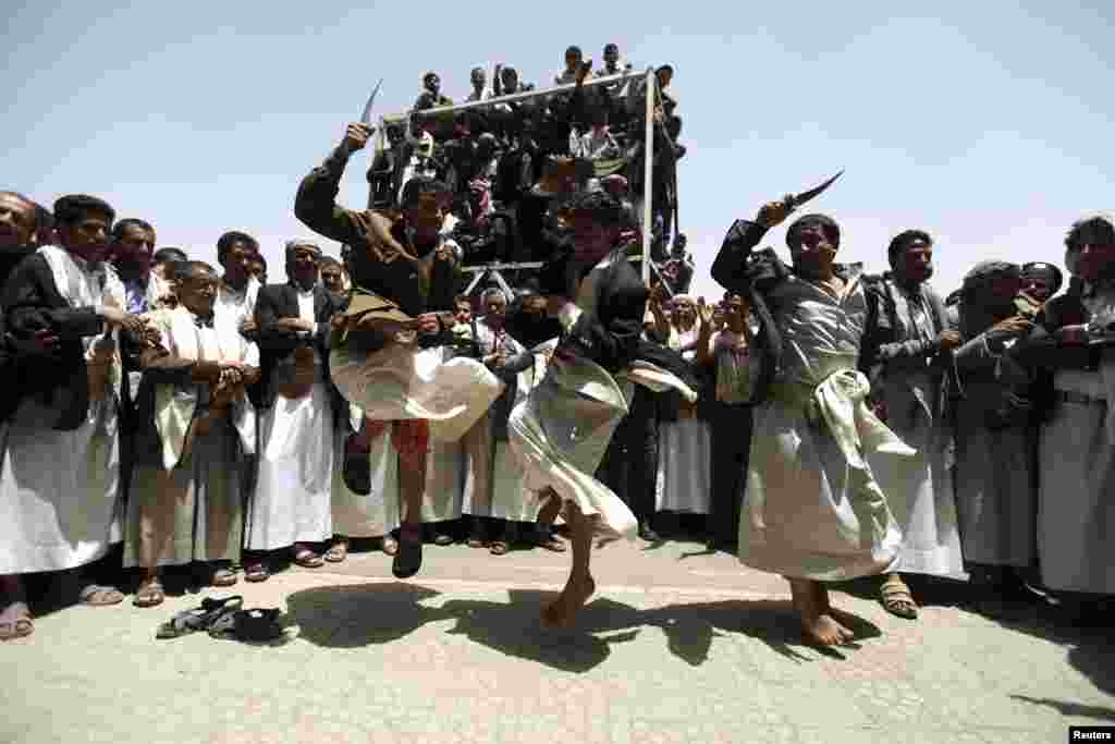 Orang-orang menarikan tarian "al-Bara" dalam upacara pernikahan massal di Sana'a, Yaman.