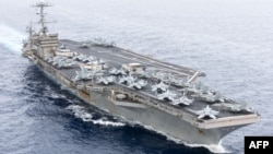 美國海軍提供的照片顯示尼米茲級“杜魯門號”航空母艦經過直布羅陀海峽。 (2024年12月25日)