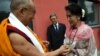 Forum 2000 ညီလာခံကြီးမှာ NLD ဥက္ကဌ ဒေါ်အောင်ဆန်းစုကြည်နဲ့ တိဘက်ဘုန်းတော်ကြီး ဒလိုင်းလားမားတို့ တွေ့ဆုံစဉ်။ (ဓာတ်ပုံ - http://www.forum2000.cz/)