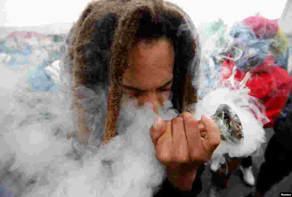 Seorang pria merokok marijuana dalam aksi menuntut legalisasi ganja di Cape Town, Afrika Selatan.