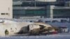 在多倫多皮爾森國際機場，急救人員在飛機翻倒事故現場工作。 (2025年2月17日)