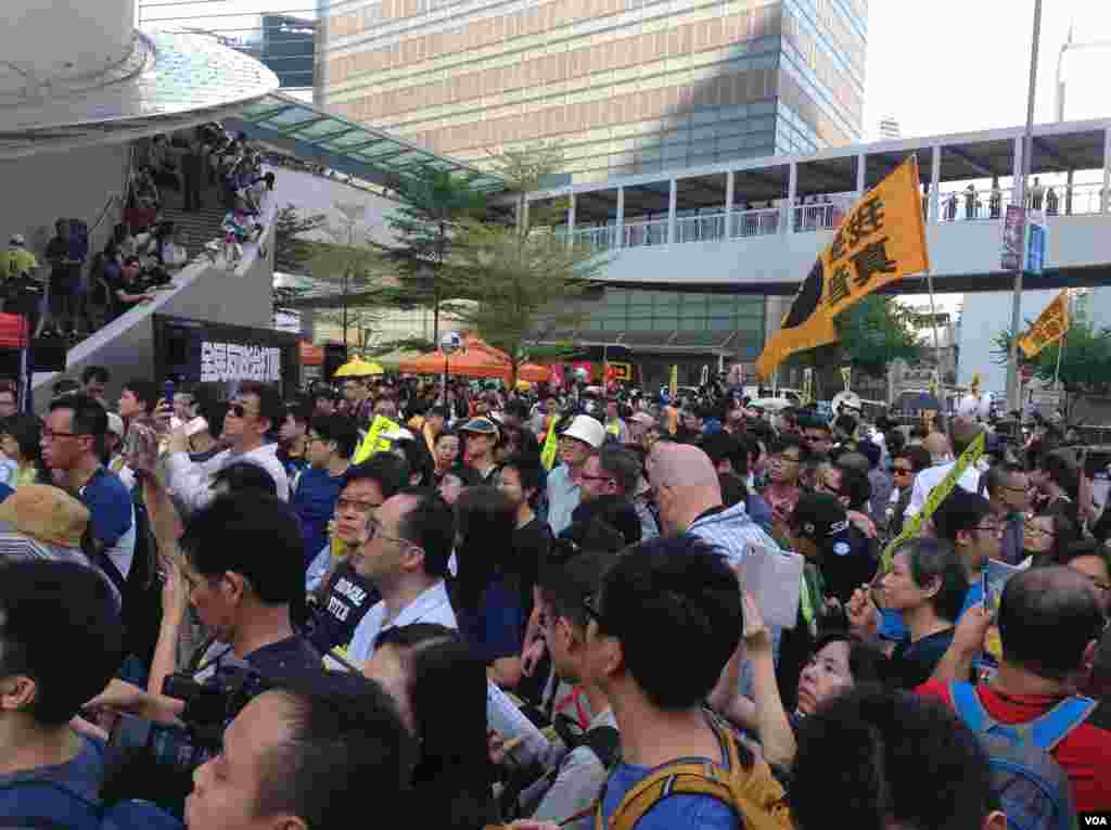 港人重返政總紀念雨傘運動一周年(美國之音海彥拍攝)