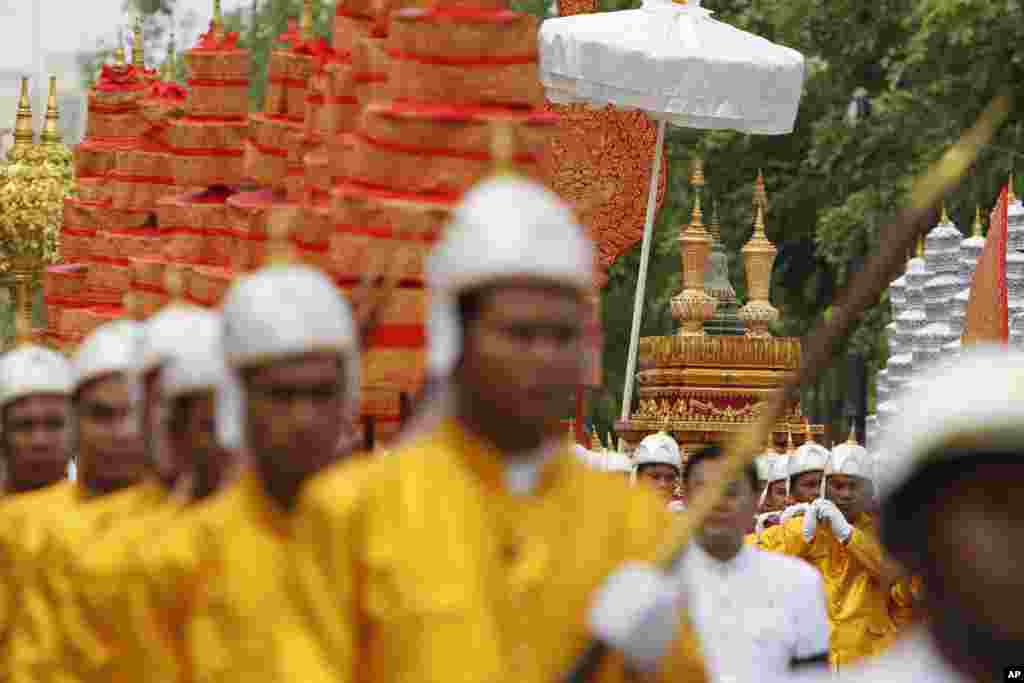 Para prajurit kerajaan membawa guci khusus (di kanan atas) yang berisi abu mendiang raja Kamboja Norodom Sihanouk di Istana Kerajaan dalam tiga hari upacara ritual Buddha, di Phnom Penh. 