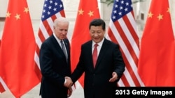 2013年时任美国副总统拜登(左）与中国国家主席习近平在北京人民大会堂会面
