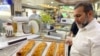 El panadero Álvaro Campolargo hornea panes de jamón en Caracas.