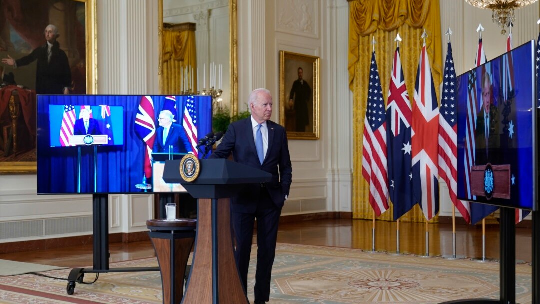 Predsednik Džo Bajden u društvu australijskog premijera Skota Morisona, sluša britanskog premijera Borisa Džonsona kako govori o novoj bezbednosnoj inicijativi, 15. septembra 2021.