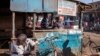 Un boucher coupe de la viande dans sa boutique dans les rues d'un marché en plein air à la périphérie de Lilongwe, Malawi, le 18 mai 2019.