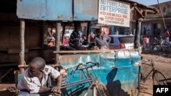 Un boucher coupe de la viande dans sa boutique dans les rues d'un marché en plein air à la périphérie de Lilongwe, Malawi, le 18 mai 2019.