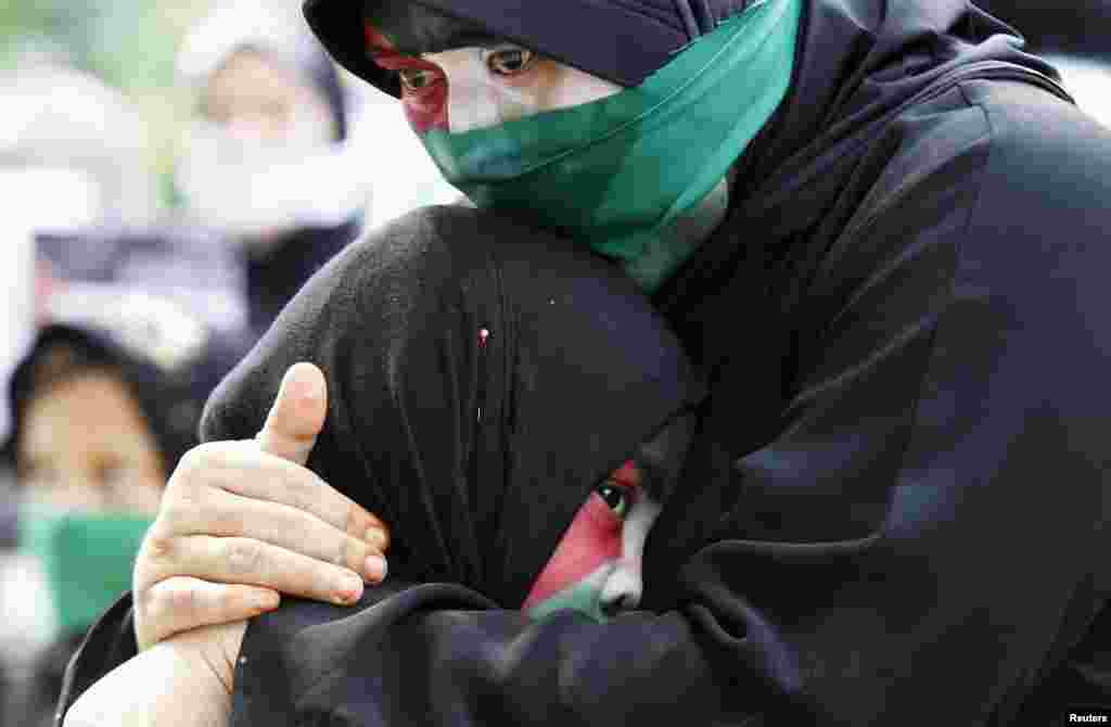 Para perempuan muslim Filipina melakukan aksi protes menentang kekerasan di Gaza, di luar kedutaan Israel di Taguig, Metro Manila.