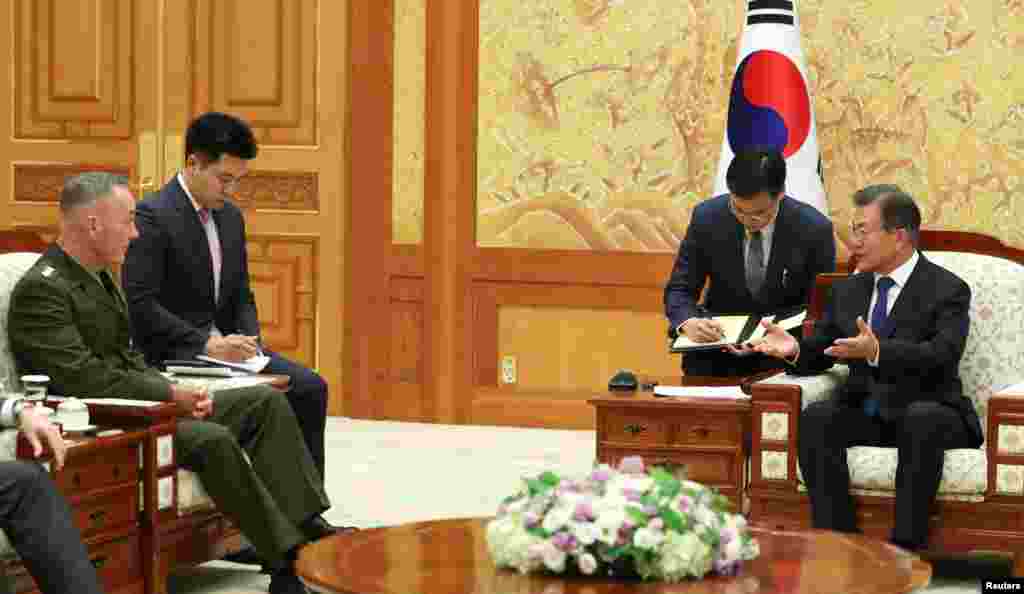 美国参谋长联席会议主席邓福德上将在首尔青瓦台总统府同韩国总统文在寅(Moon Jae-in)会谈。(2017年8月14日)