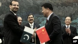 巴基斯坦总理吉拉尼(左)和中国总理温家宝(后右)在人民大会堂