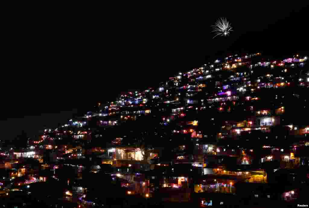 Warga mendekorasi rumah mereka dengan lentera-lentera untuk merayakan festival Hindu 'Diwali' di Mumbai, India.
