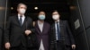壹传媒创办人黎智英（中）28日早上被香港警方拘捕，并带往警署调查，图为黎智英离开警署情形。