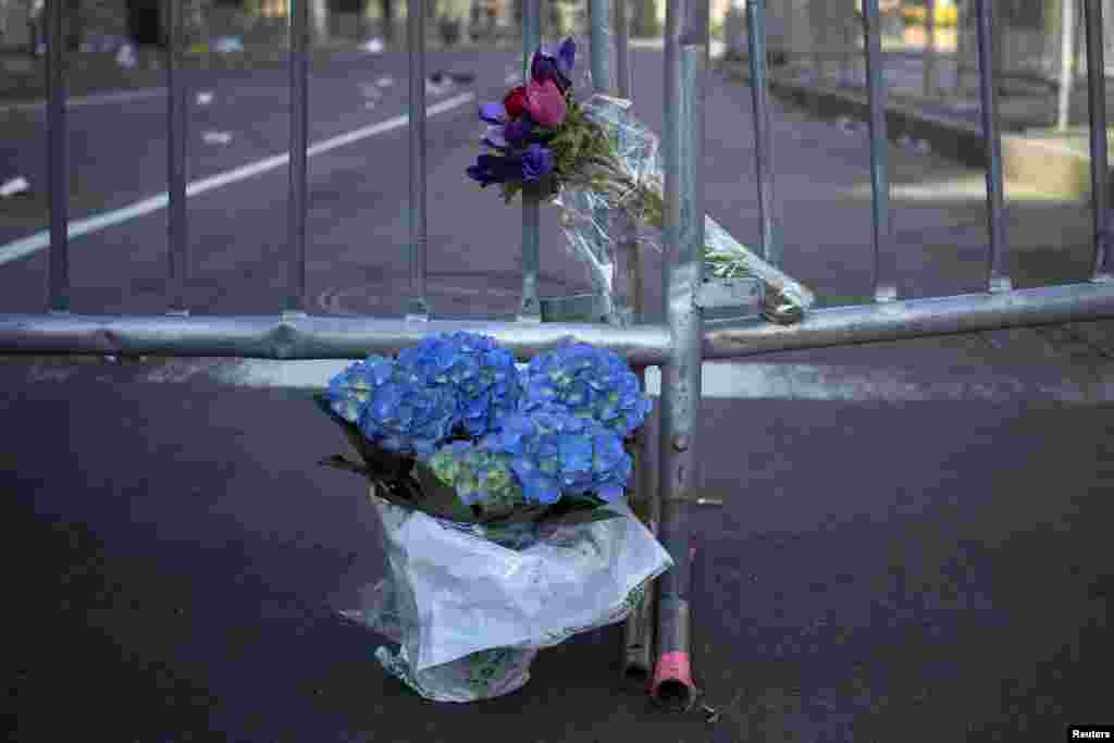 Bunga-bunga diletakkan di Jalan Boylston, dekat garis finish Marathon di Boston, Massachusetts, di mana dua bom meledak hari Senin (15/4).