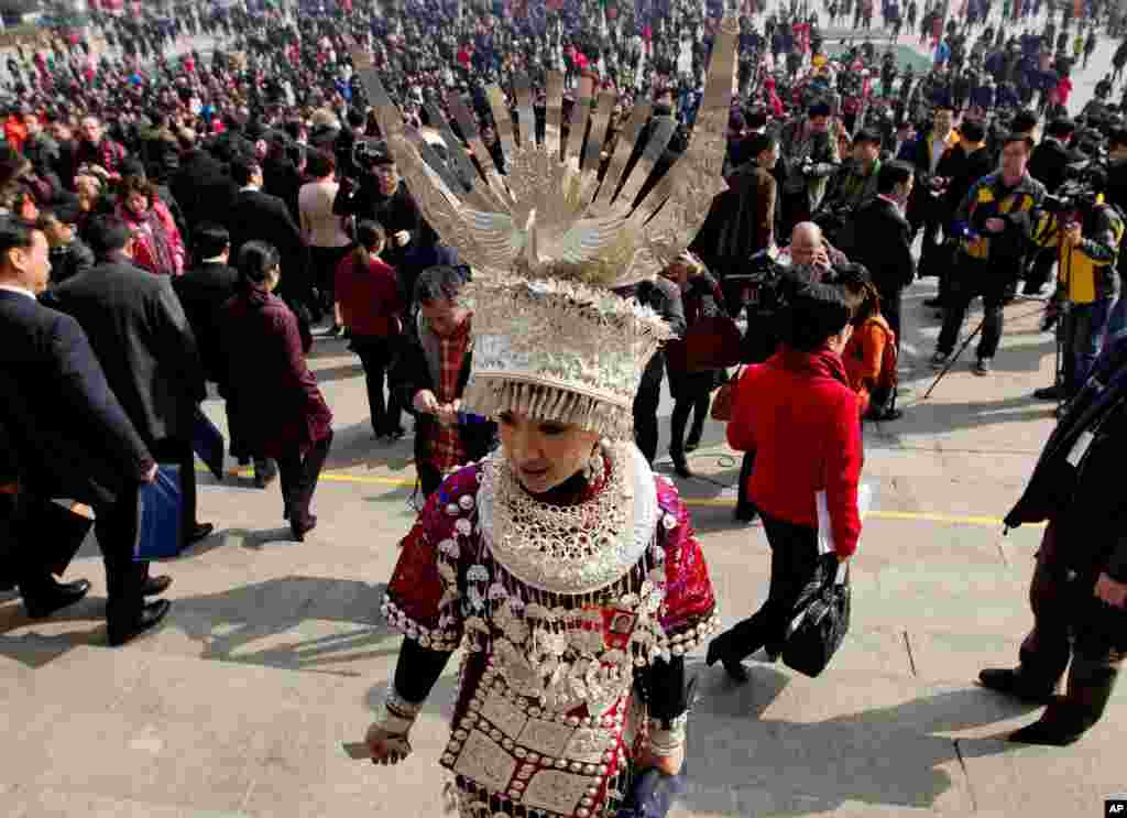 一名女性少数民族人大代表2013年3月5日参加了第十二届人大开幕式之后，走出人民大会堂。