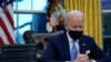 Le président Joe Biden fait une pause alors qu'il signe ses premiers décrets dans le bureau ovale de la Maison Blanche le mercredi 20 janvier 2021, à Washington. (Photo AP / Evan Vucci)