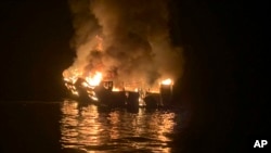 En esta foto provista por el Condado de Santa Barbara, California, una embarcación es consumida por las llamas después de un incendio a bordo el lunes, 2 de septiembre, de 2019.