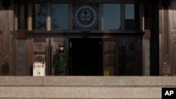 一名武警战士守卫在北京的中国最高人民法院入口。（资料照片）