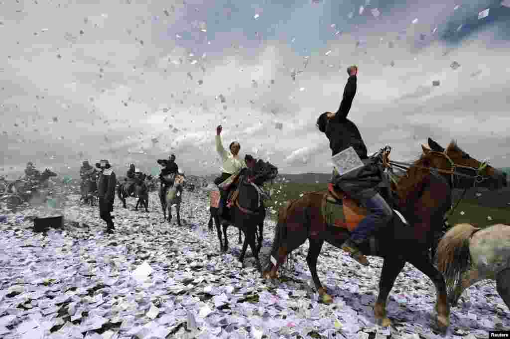 Warga Tibet menaiki kuda dalam acara festival tradisional ibadah bersama yang disebut "Wei Sang", di Hongyuan, Sichuan, China.