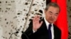 Menteri Luar Negeri China Wang Yi melambaikan tangan kepada para awak media seusai melaksanakan konferensi pers di Tokyo, Jepang, pada 24 November 2020. (Foto: Reuters/Issei Kato/Pool)