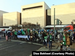 Aktivis anti-aborsi berjalan menuju Mahkamah Agung AS, pada demonstrasi March for Life di Washington Jumat, 18 Januari 2019. (Foto: Diaa Bekheet)