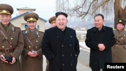 2014年8月朝鲜领导人金正恩视察防空部队(资料照)