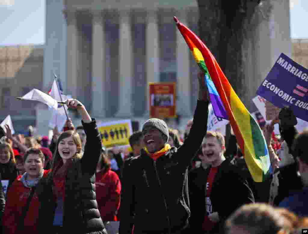 Para demonstran menyerukan slogan-slogan di depan Mahkamah Agung di Washington (26/3) saat para hakim agung mendengarkan argumen Undang-Undang Proposition 8 di California yang melarang pernikahan sejenis. (AP/Pablo Martinez Monsivais)