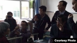 多名維權律師5月11日突破阻攔見到徐純合的母親(網絡圖片)