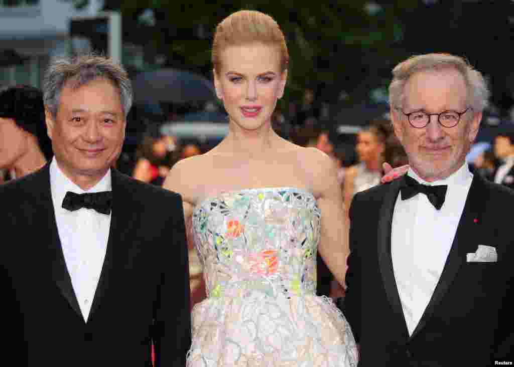 Ketua Dewan Juri Steven Spielberg (kanan) bersama anggota juri, aktris Nicole Kidman dan sutradara Ang Lee sebelum penayangan perdana film 'The Great Gatsby' yang membuka festival film Cannes ke-66 yang berlangsung pada 15 Mei sampai 26 Mei.