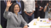 2019年3月21日，台湾总统蔡英文在出访太平洋邦交国之前来到民进党总部，正式登记参与2020总统大选的党内初选。（美国之音海伦） 