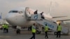 Turis Israel meninggalkan pesawat flydubai yang mendarat di Dubai, Uni Emirat Arab, 8 November 2020. Beberapa maskapai penerbangan, termasuk FlyDubai, menyesuaikan jalur penerbangan mereka di Iran pada Jumat (19/4). (Foto: AP)