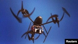 Un dron como el Dragonflyer X6, puede ser objeto de ataque si acerca a Deer Trail, en Colorado.