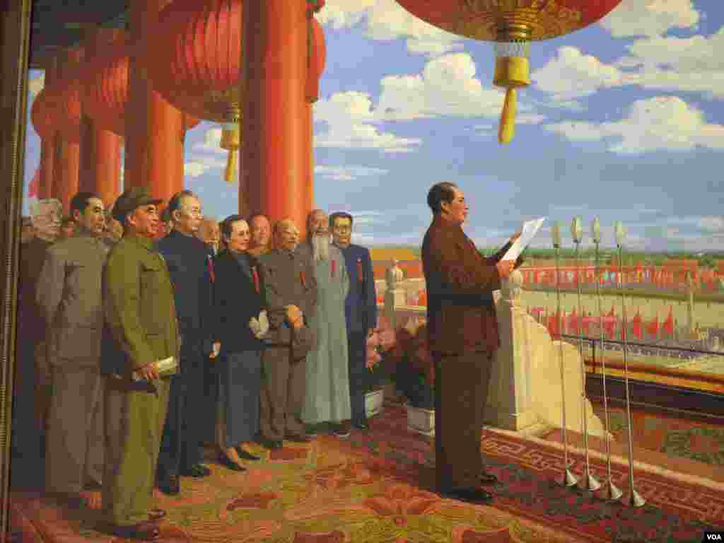 中国画家董希文的油画《开国大典》 中的高岗和刘少奇曾经先后被删去。1978年,有关部门决定让画家阎振铎在靳尚谊等人复制的《开国大典》的基础上恢复董画的原貌,也就是补上刘少奇和高岗。(美国之音张楠拍摄)