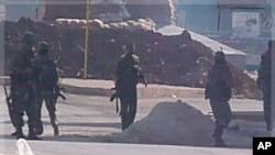 Des soldats syriens vus le 4 novembre 2011 à Hula, près de Homs