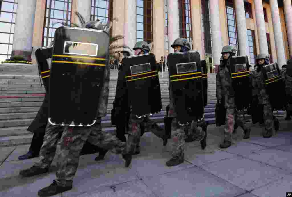 2012年11月8日,中国军人在中共18大开幕式召开期间走过人民大会堂。