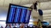 A pesar que durante la mañana del martes algunos aviones pudieron despegar y aterrizar, las autoridades decidieron suspender desde la tarde los servicios de documentación para las salidas. 