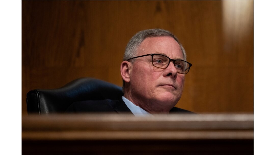 El senador Richard Burr, de Carolina del Norte, fue uno de los republicanos de la Cámara Alta que votó a favor de declarar al expresidente Donald Trump culpable de incitar al asalto al Capitolio el 6 de enero de 2021.