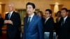 日本首相安倍晋三（中）在波士顿参观肯尼迪图书馆暨博物馆（2015年4月26日）