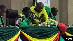 UMongameli Emmerson Mnangagwa loMnu. Obert Mpofu baxoxa emhlanganweni weCentral Committee.
